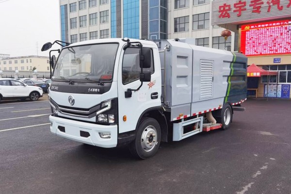 东风7.5m³吸尘车（中置吸盘）