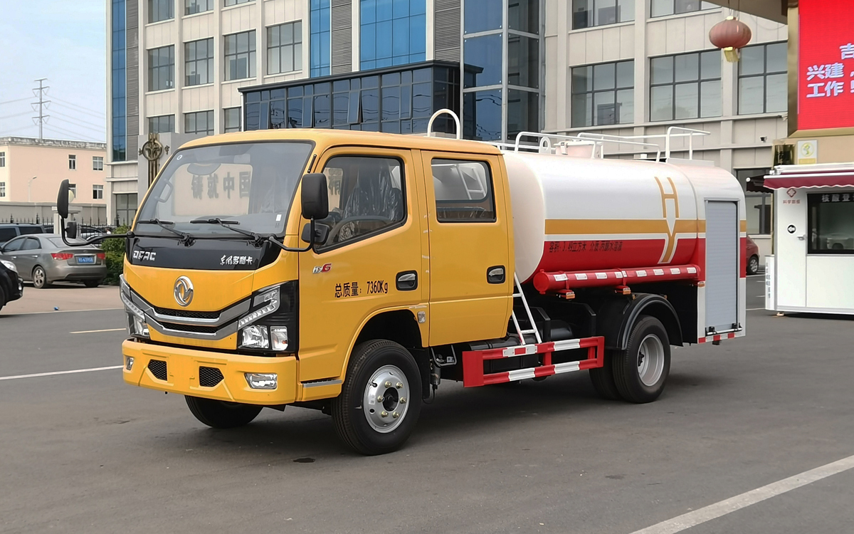 宏宇东风4.5m³消防洒水车（双排）